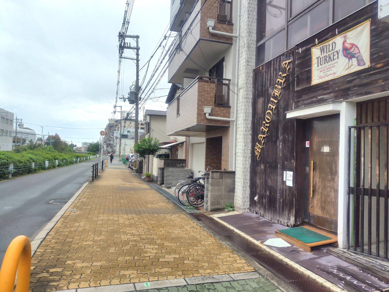 マルーブラの外観と一級河川寝屋川