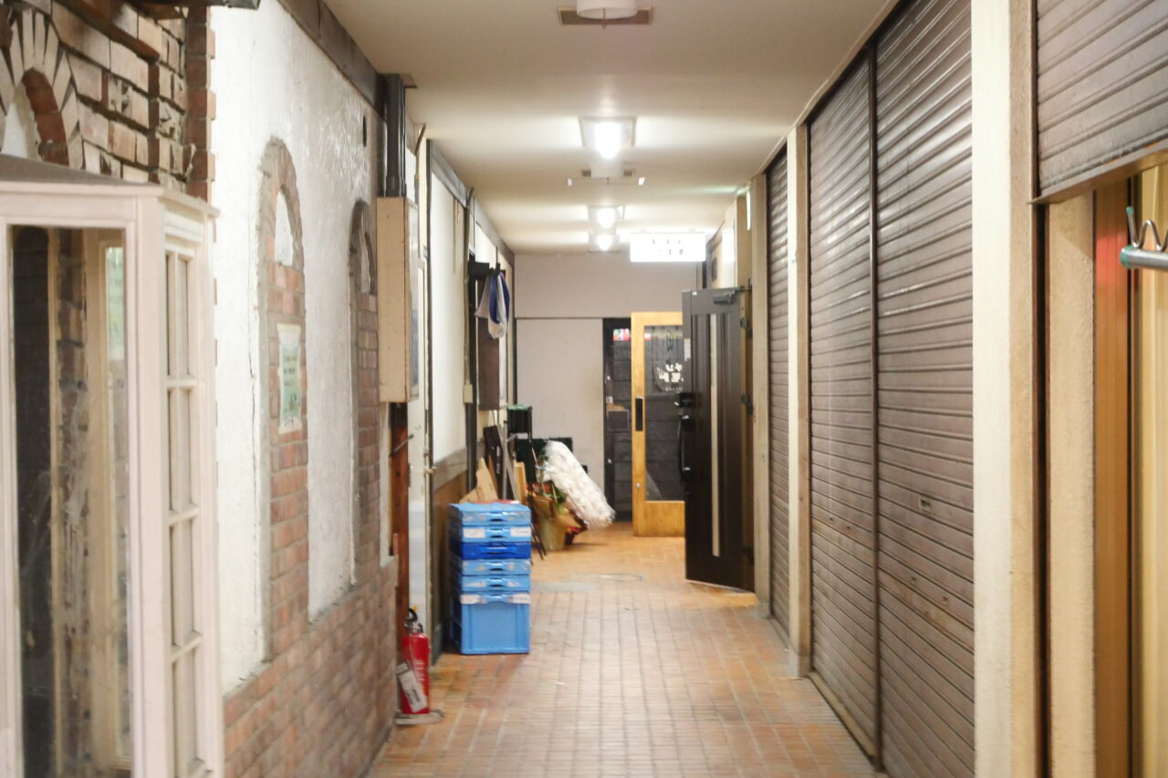 建物の奥