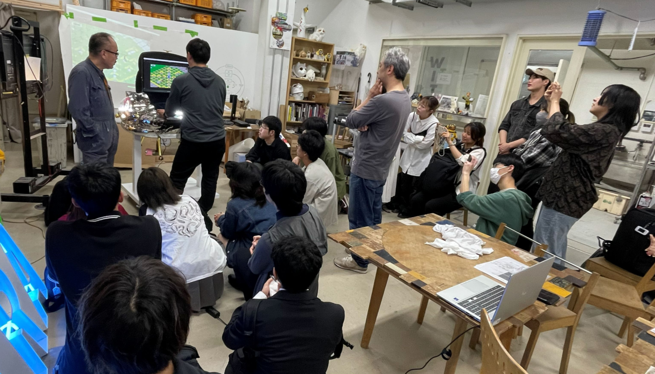 ゲームを確認する学生たち