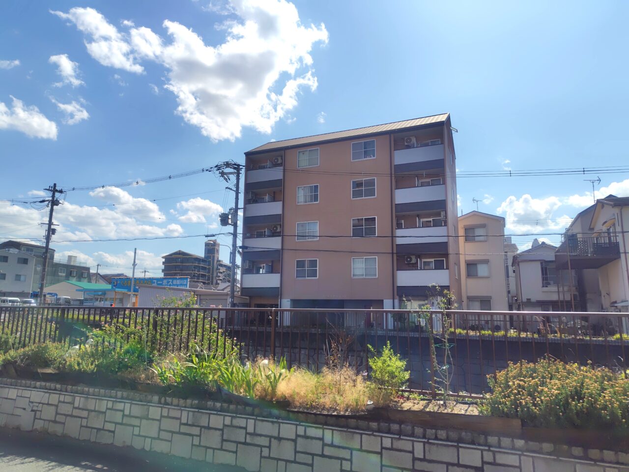 寝屋川導水路沿いのビル