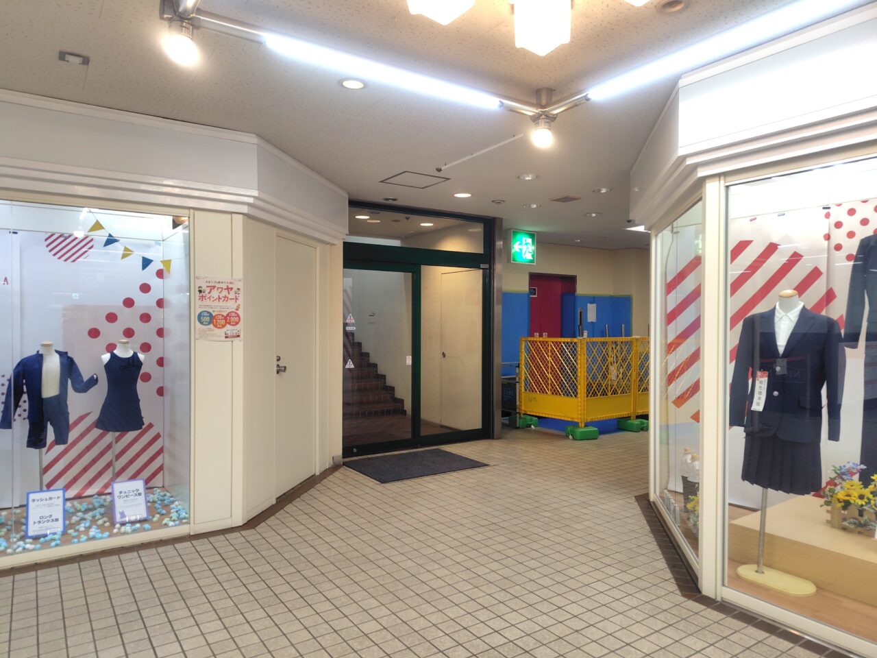 学生服のアワヤ奥にあるエレベーター