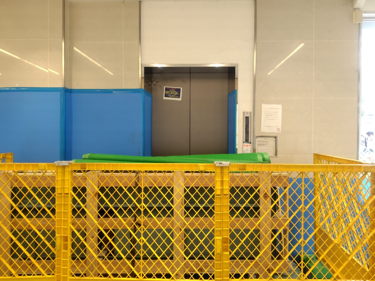 更新工事中のアドバンスねやがわ2号館・駅側にあるエレベーター