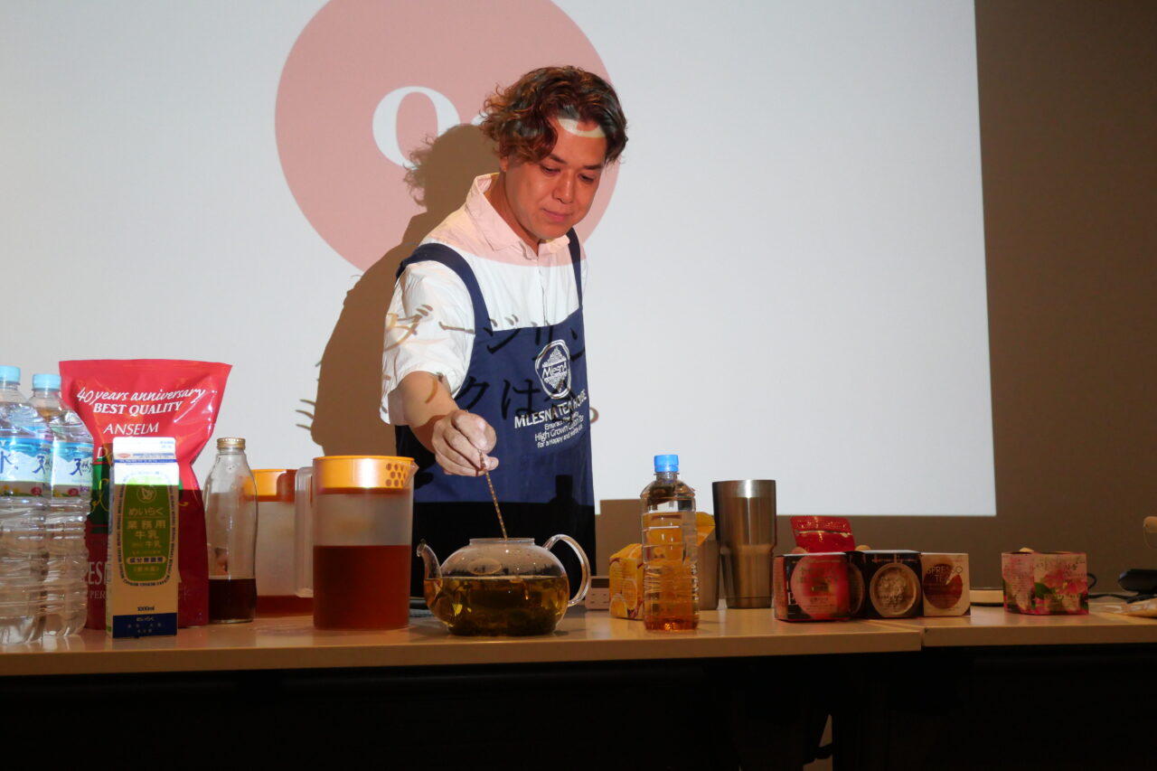 岡嶋社長が入れる紅茶