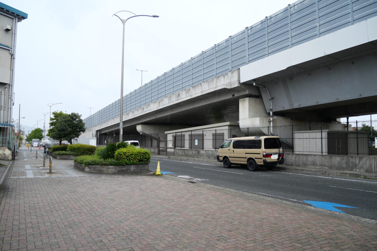 宝町公民館がある陸橋高架下
