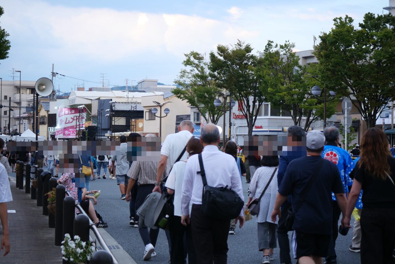 寝屋川まつりへ向かう人たち