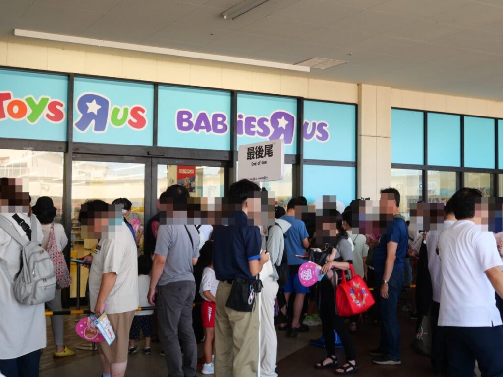オープン前の行列の最後尾