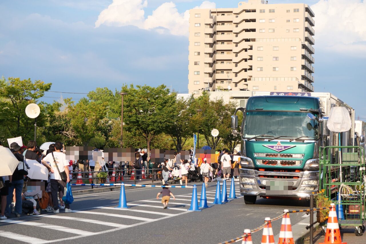 スノーワールドの列に並ぶ人たち