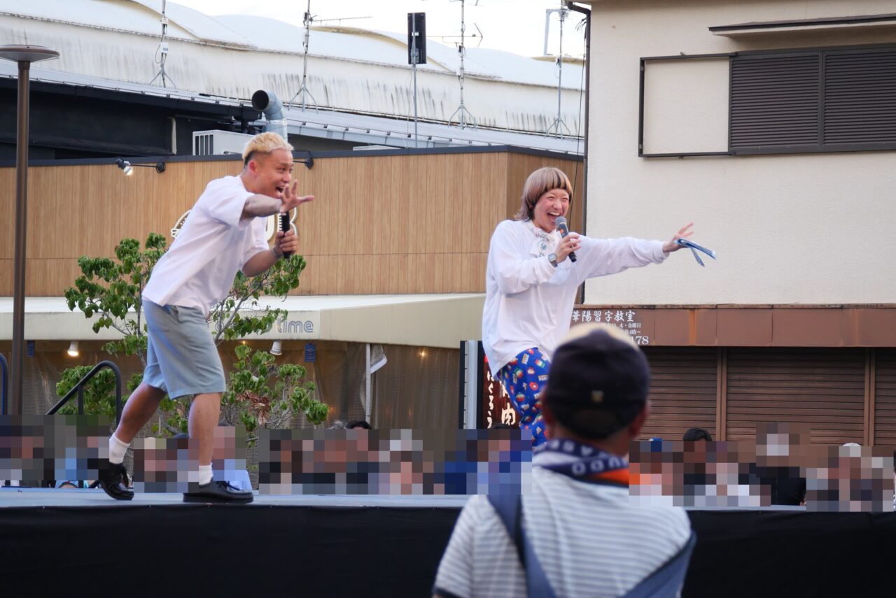 場を盛り上げる二人