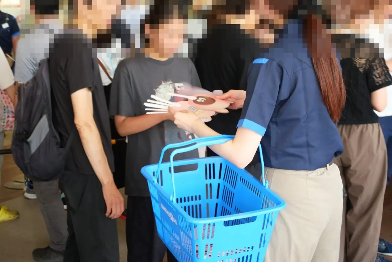 うちわを配るスタッフさん