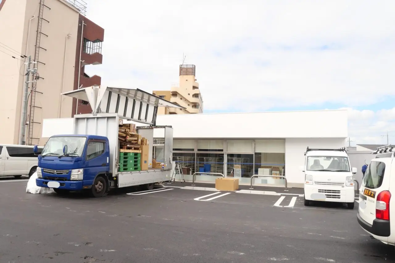 什器などが運び込まれる