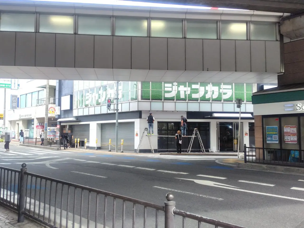 京阪寝屋川市駅の高架とコメダ