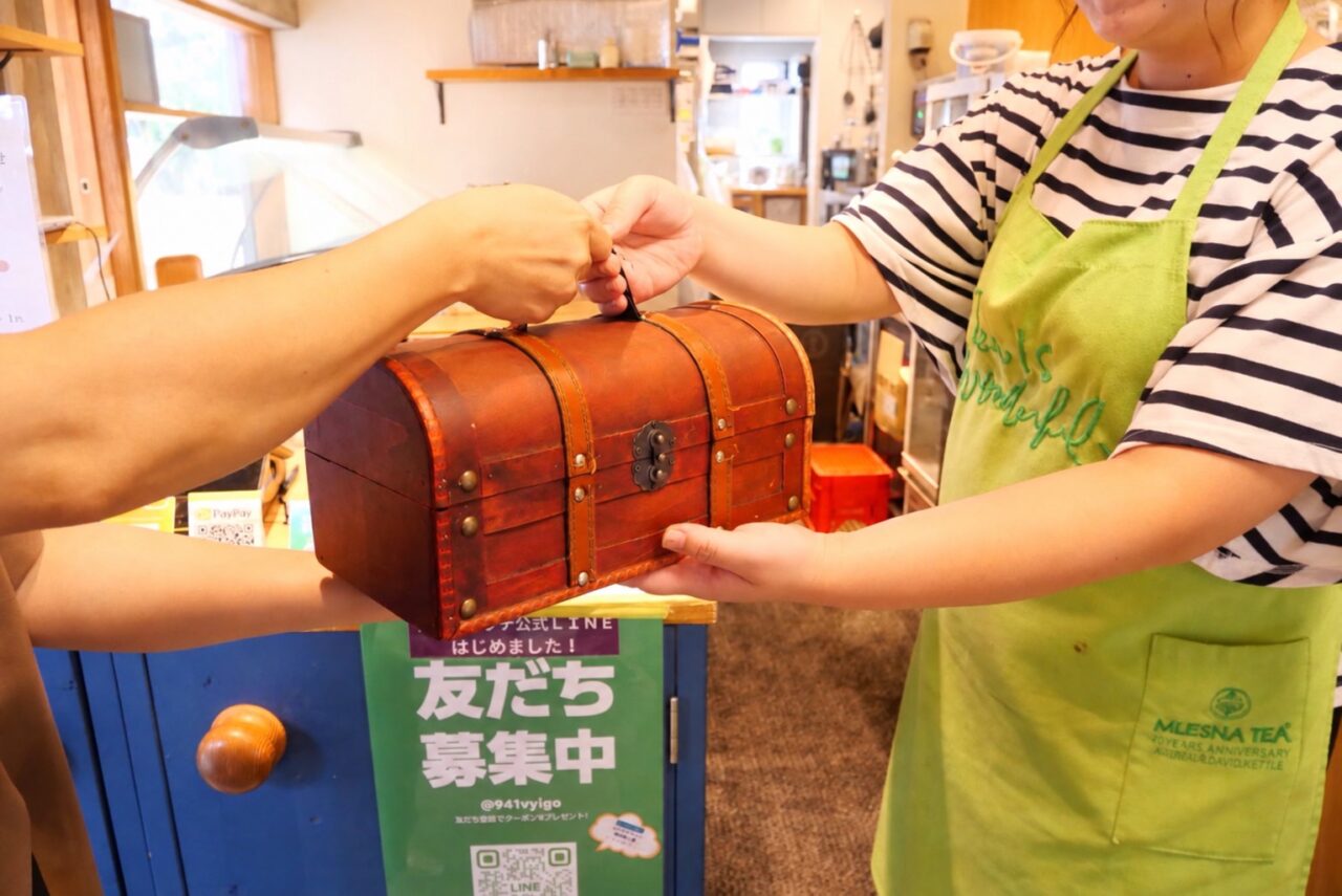 選んだケーキを店員さんへ