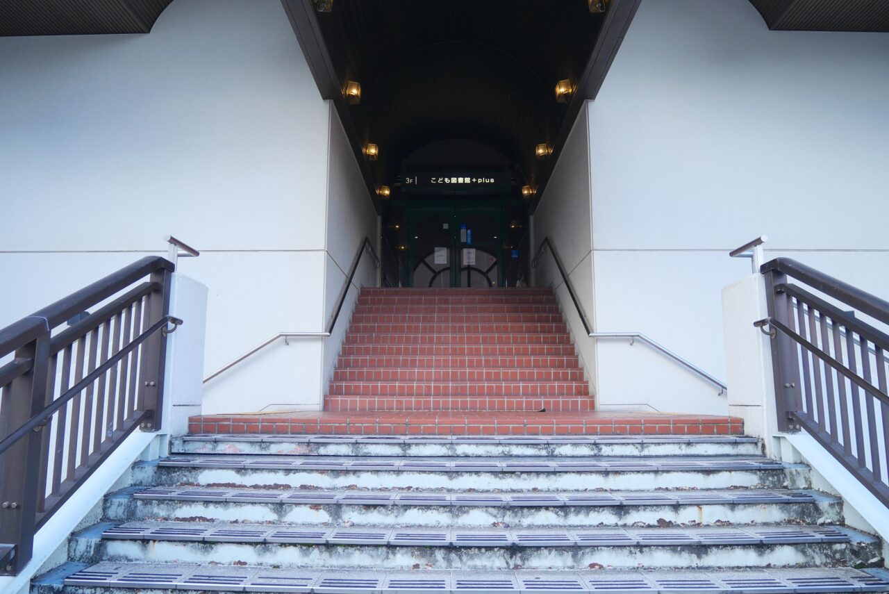 こども図書館への通路