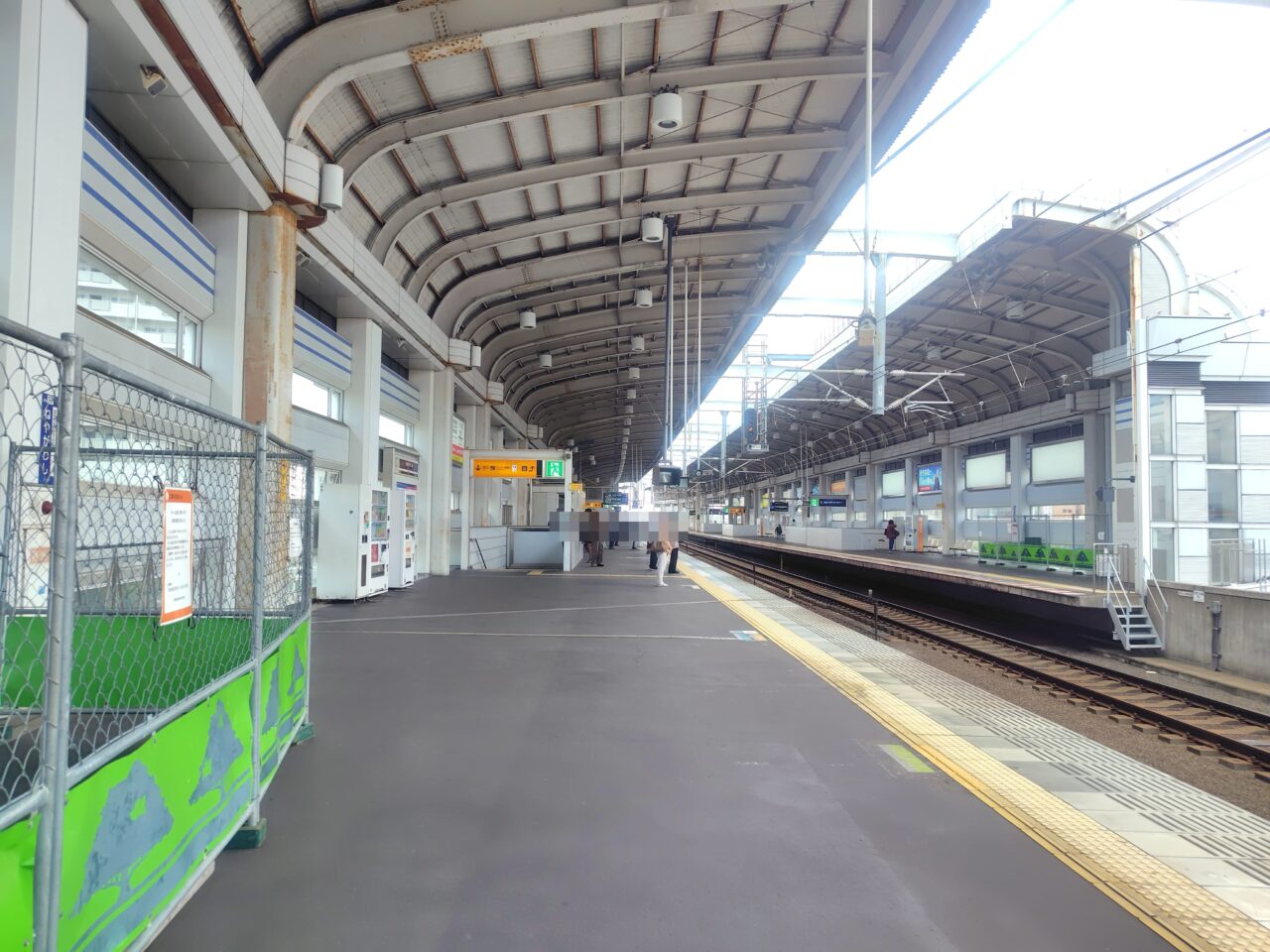 寝屋川市駅ホーム